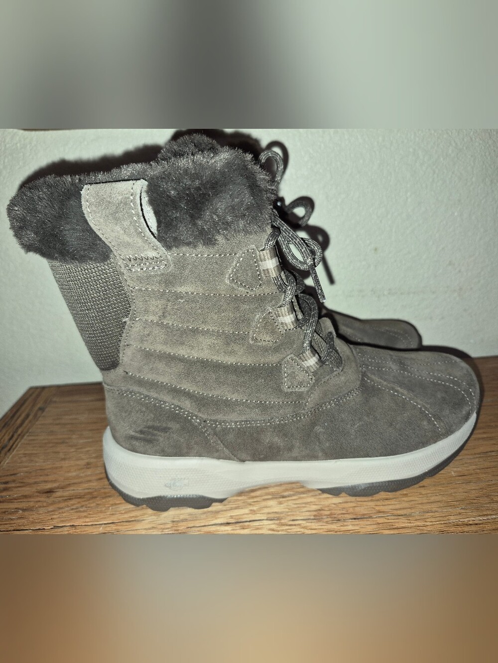 Skechers Women's On The Go Glacial Ultra Cozy Boots w/ soft faux-fur Size 7.5